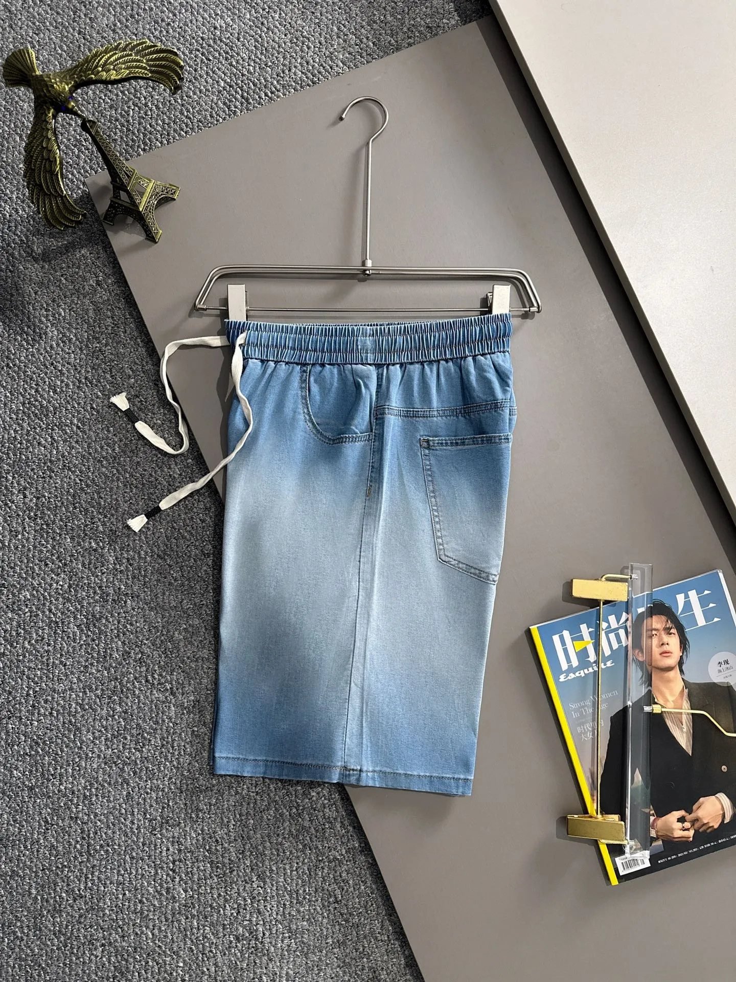 P300 Big Goose 2025 summer new jeans denim shorts are woven from imported Japanese Denim plain cotton denim fabrics. They have three standards. The top stone-washed process makes the texture reach the old taste of the 1980s. It is soft, delicate, comfortable and breathable. The color has a modern and fashionable vicissitudes. The upper body is versatile and fashionable! Light luxury is a must-have item for daily commuting! Size: M-4XL (please state your height and weight when placing an order)